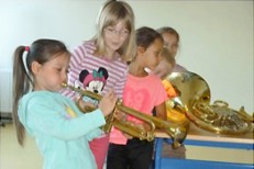 Schülerin mit Trompete