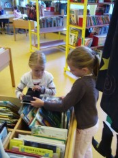 Zwei Mädchen bei der Buchauswahl