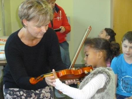 Kind spielt Geige